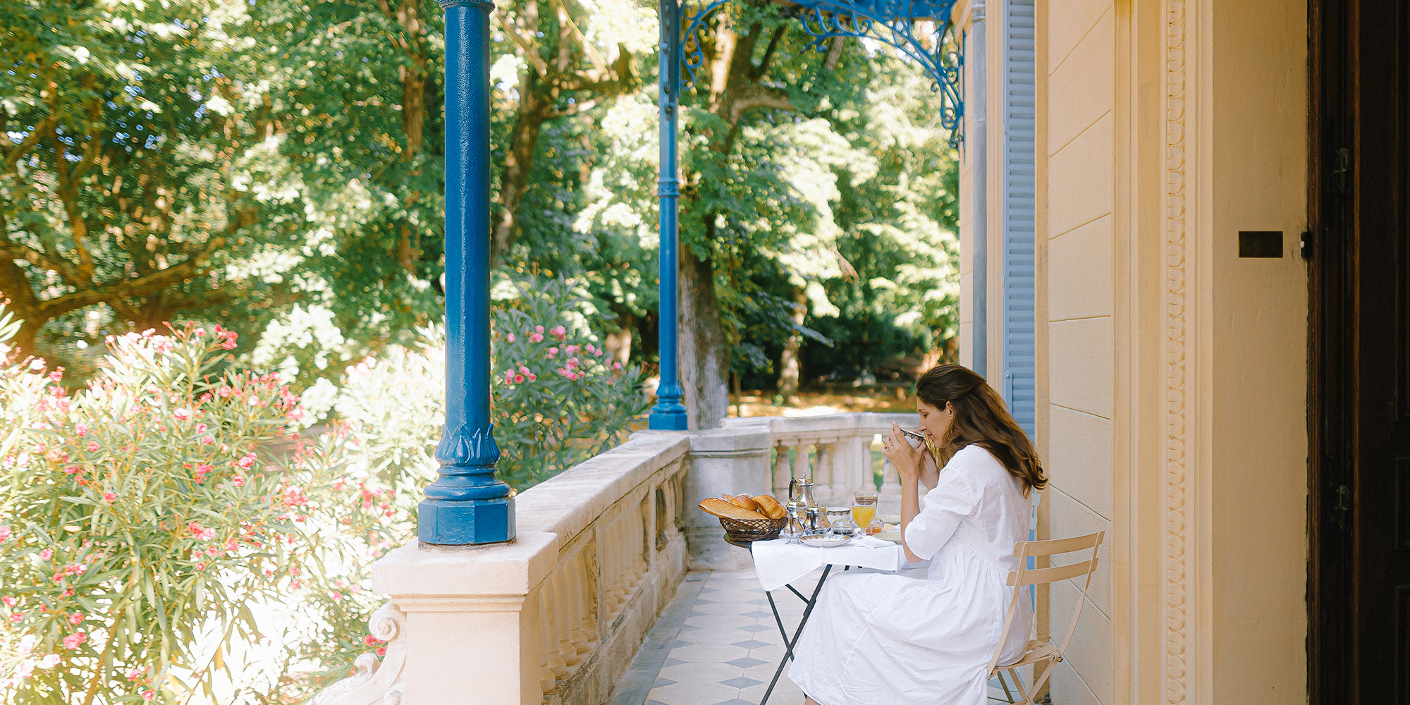 petit-déjeuner sur la terrasse l'été une femme boit son café