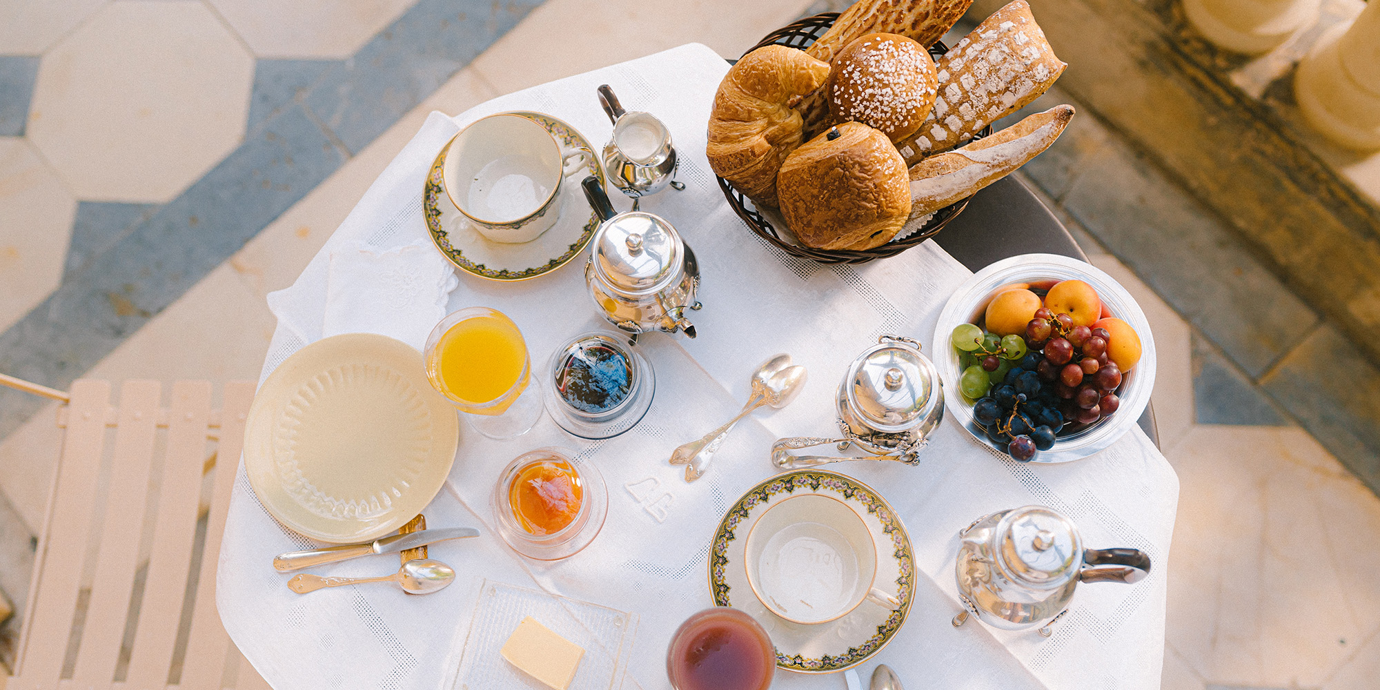 petit-déjeuner sur la terrasse l'été détail de la vaisselle