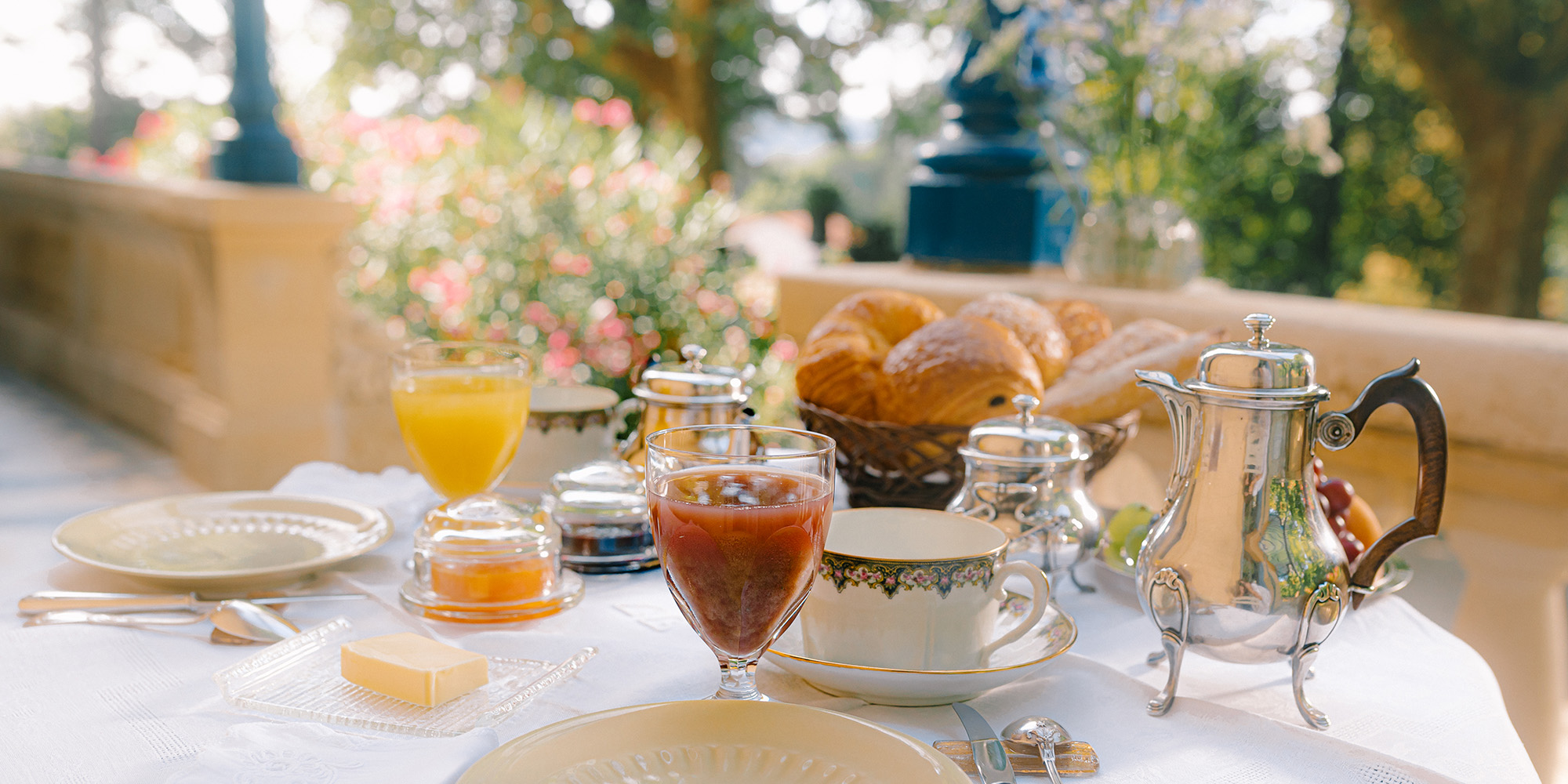 petit-déjeuner sur la terrasse l'été, jus de fruit et viennoiserie