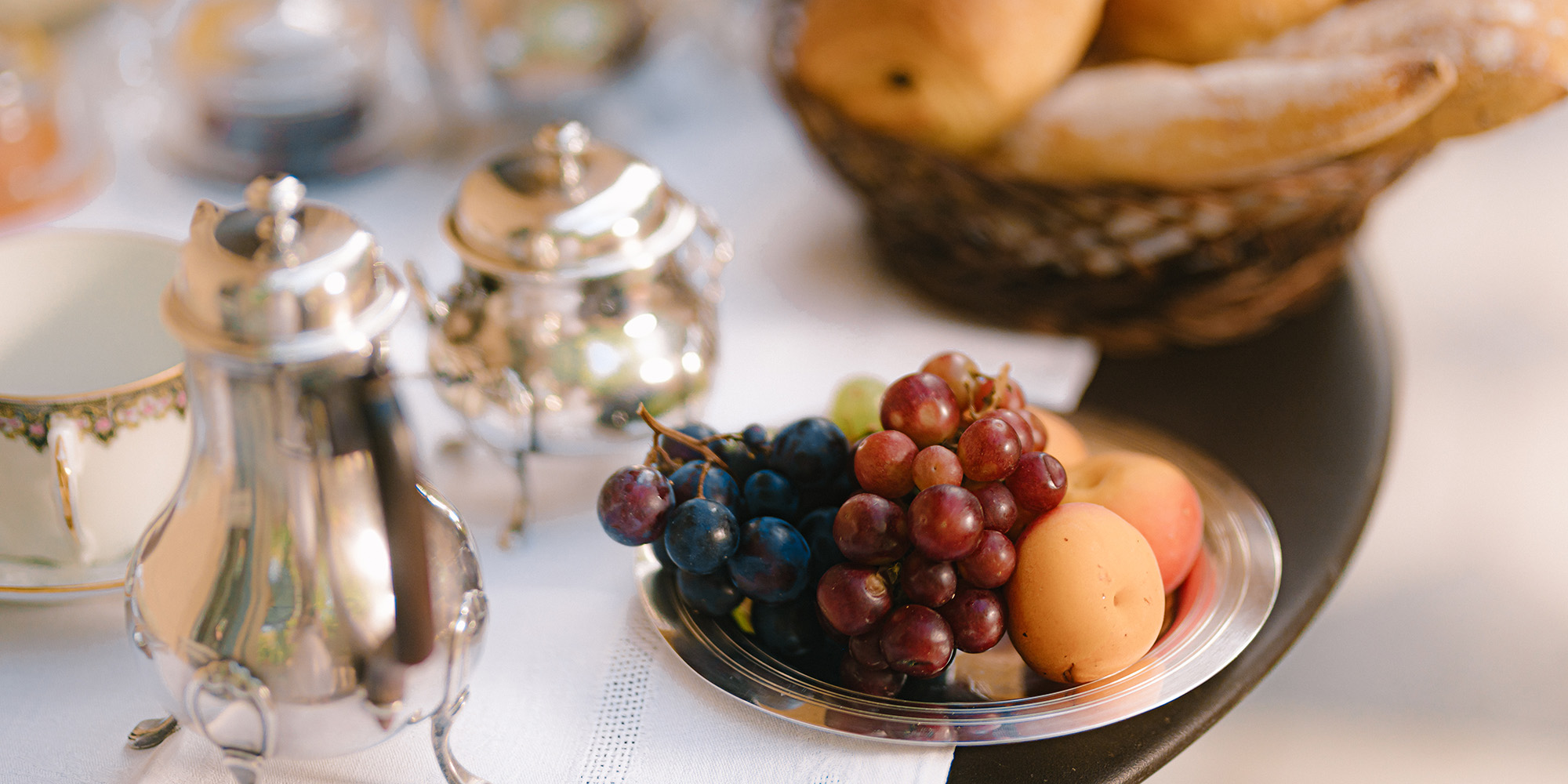 petit-déjeuner sur la terrasse l'été corbeille de fruit