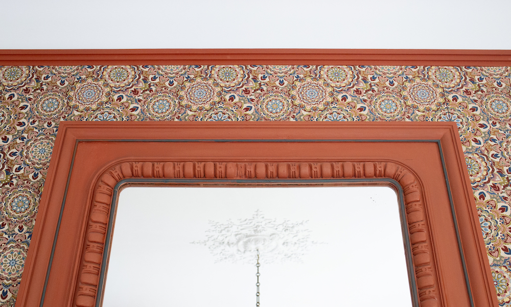 Vignette de la Chambre Orientale, grand miroir et textile tendu aux murs.