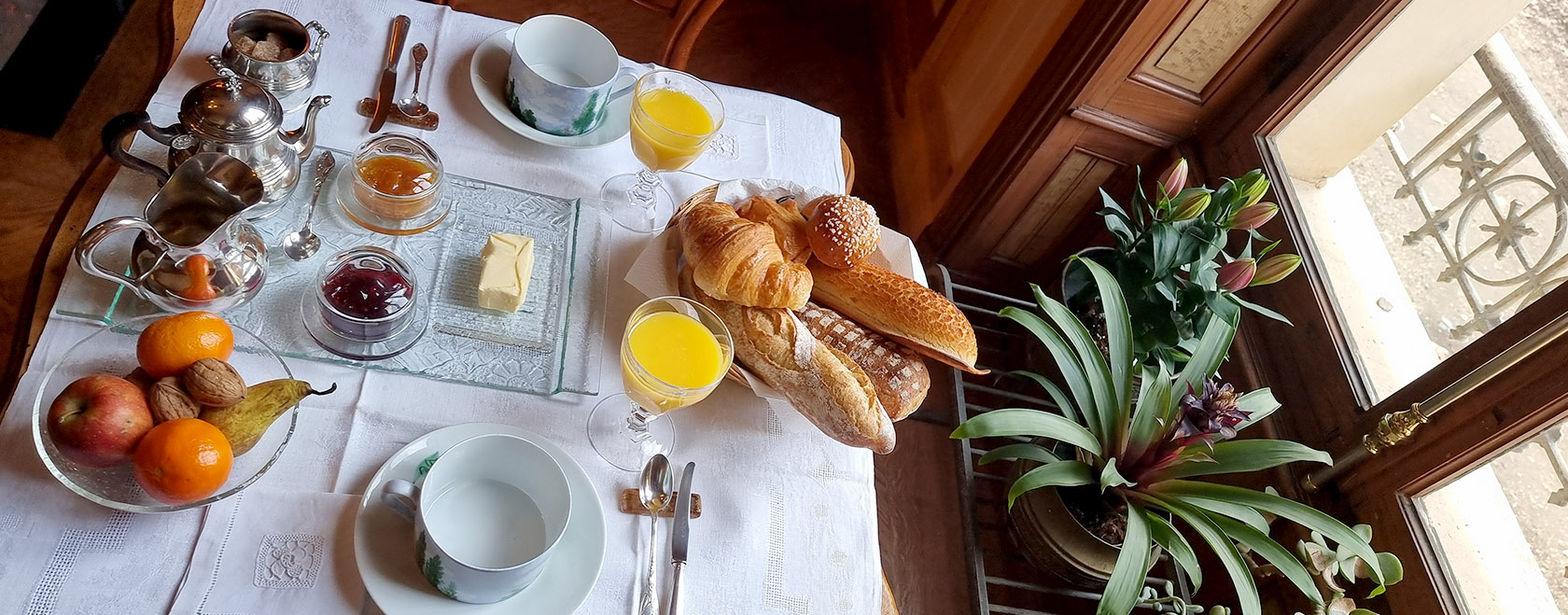 salle de petit-déjeuner pains confitures et fruits